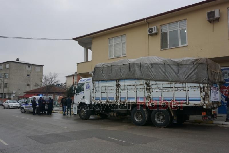 DEPREM BÖLGESİNE AKYAZIDAN BİR KAMYON YARDIM YOLA ÇIKTI