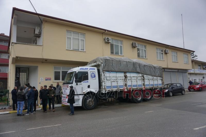 DEPREM BÖLGESİNE AKYAZIDAN BİR KAMYON YARDIM YOLA ÇIKTI