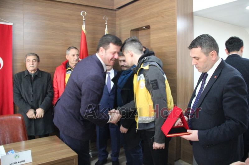 Deprem Gönüllülerine Plaket Verildi