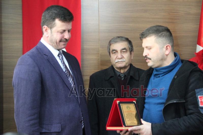 Deprem Gönüllülerine Plaket Verildi