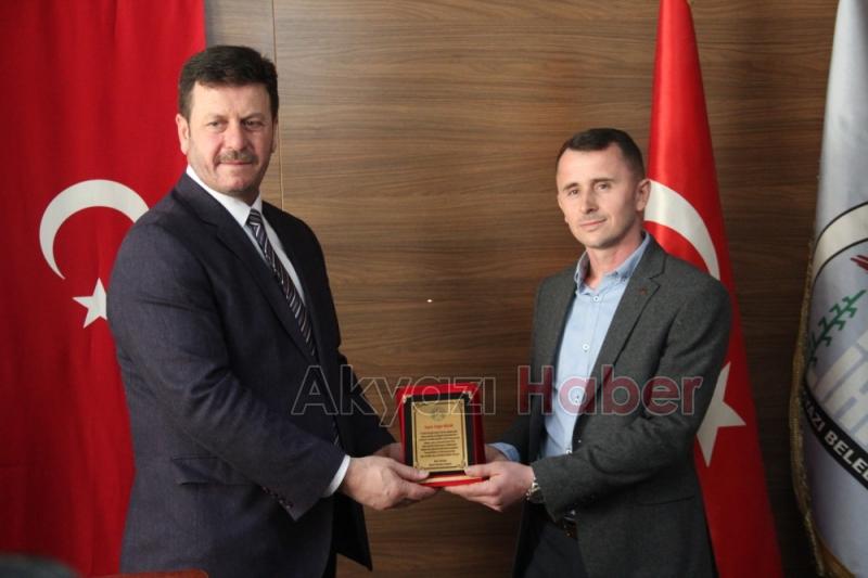 Deprem Gönüllülerine Plaket Verildi