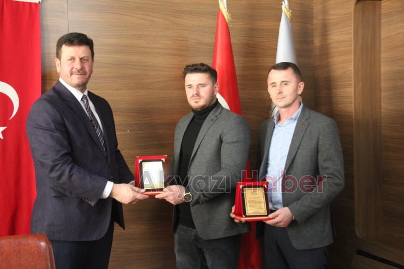 Deprem Gönüllülerine Plaket Verildi