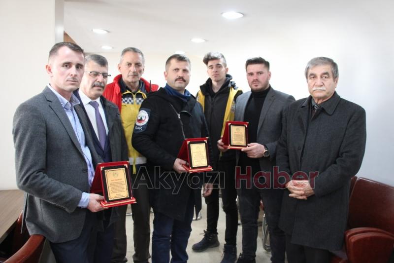 Deprem Gönüllülerine Plaket Verildi