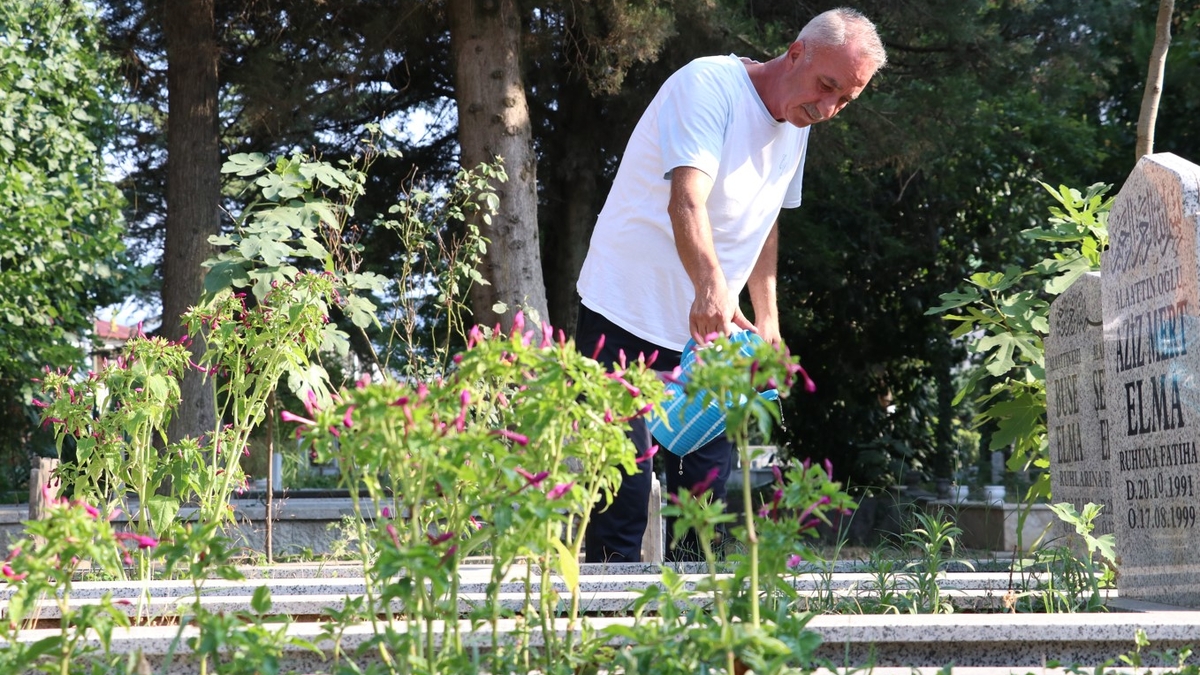 Depremde eşi ve 3 çocuğunu kaybetmişti; 26 yıldır dinmeyen acı