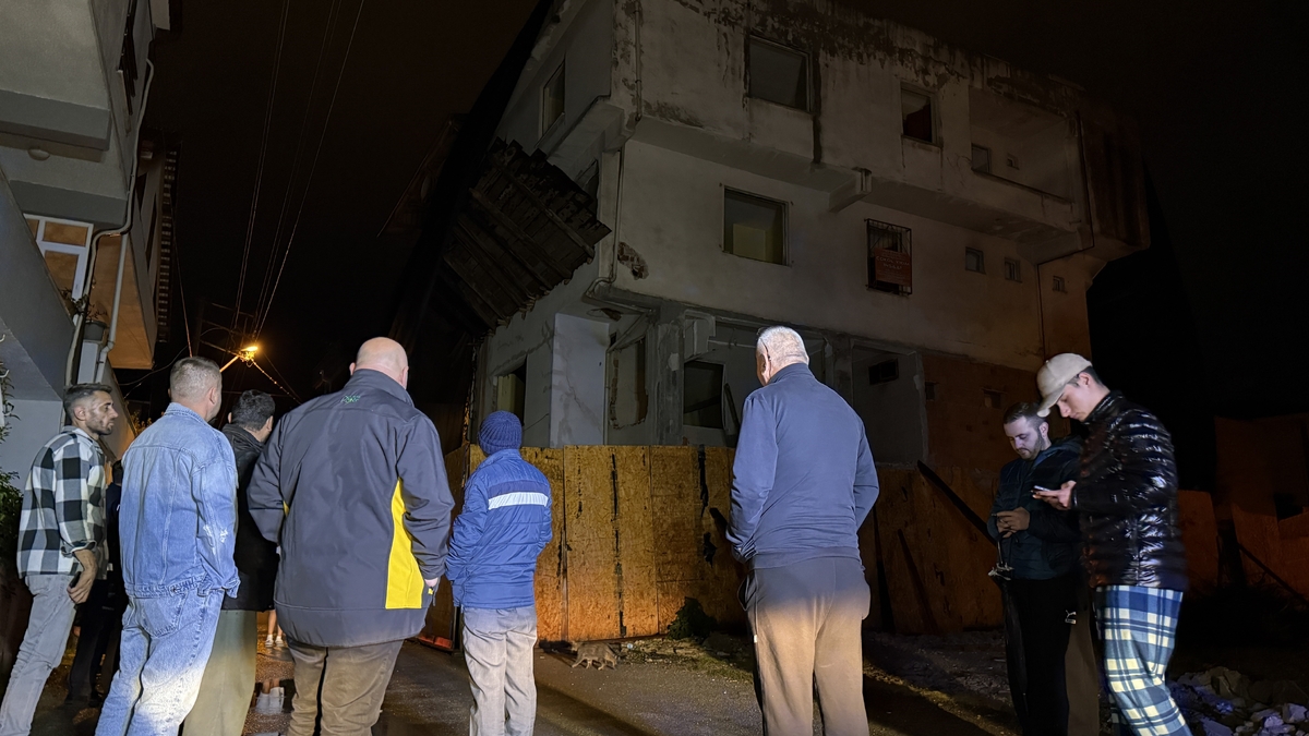 Depremin ardından hasarlı metruk bina korkuttu: Sokak trafiğe kapatıldı