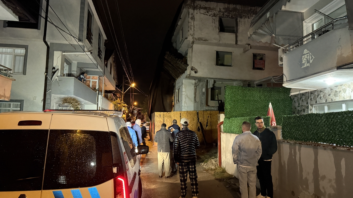 Depremin ardından hasarlı metruk bina korkuttu: Sokak trafiğe kapatıldı