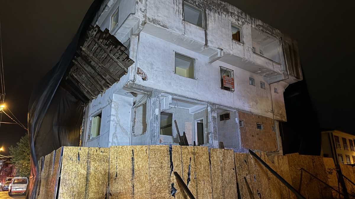 Depremin ardından hasarlı metruk bina korkuttu: Sokak trafiğe kapatıldı