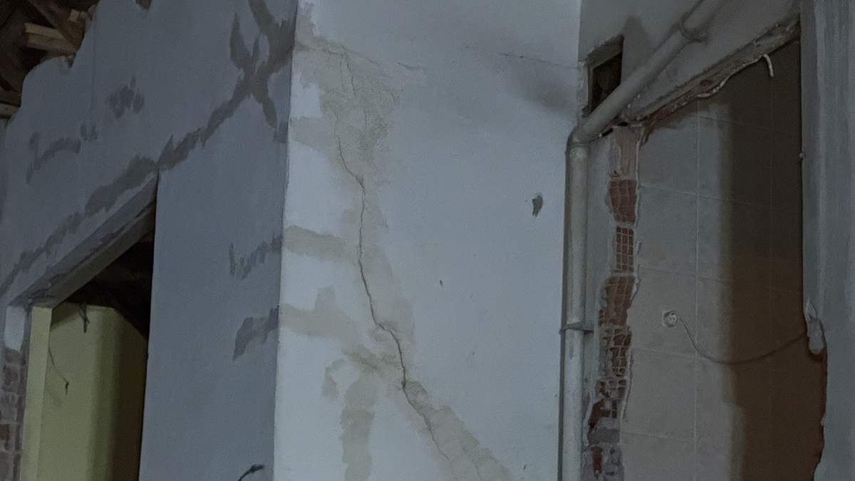 Depremin ardından hasarlı metruk bina korkuttu: Sokak trafiğe kapatıldı