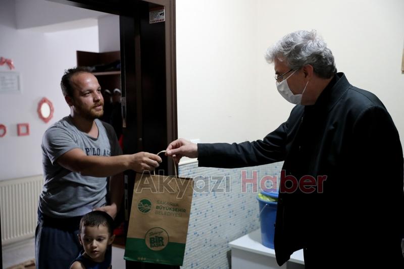 Destek paketlerini bizzat teslim etti