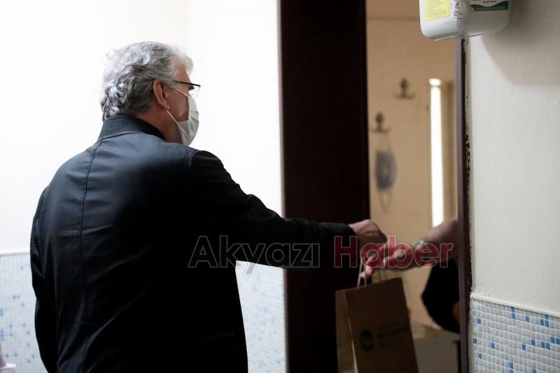 Destek paketlerini bizzat teslim etti