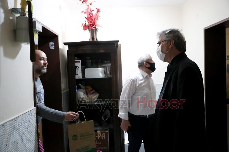 Destek paketlerini bizzat teslim etti