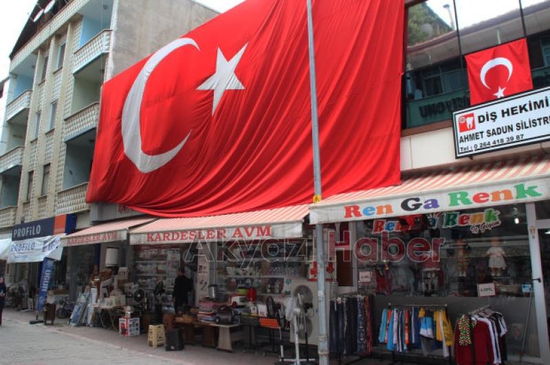 Dev Türk Bayrağı Astı