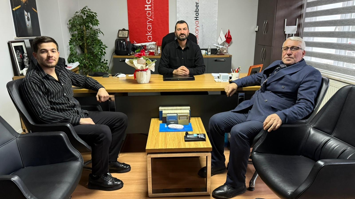 Deva Partisi İlçe Başkanı’ndan Akyazı Haber’e Çiçekli Gazeteciler Günü Kutlaması