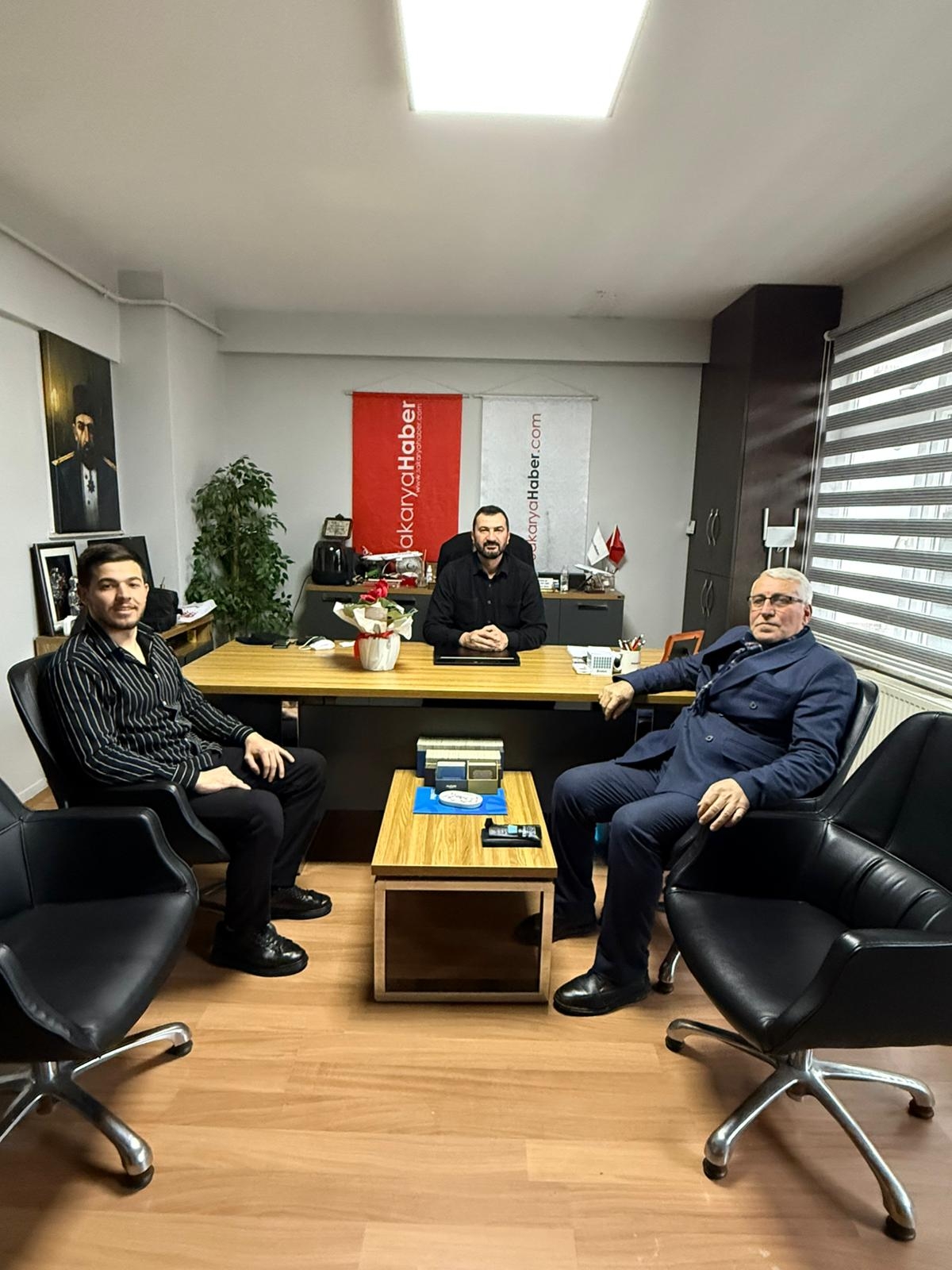 Deva Partisi İlçe Başkanı’ndan Akyazı Haber’e Çiçekli Gazeteciler Günü Kutlaması