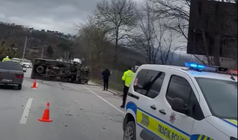 Devrilen kamyonetteki 2 kişi yaralandı