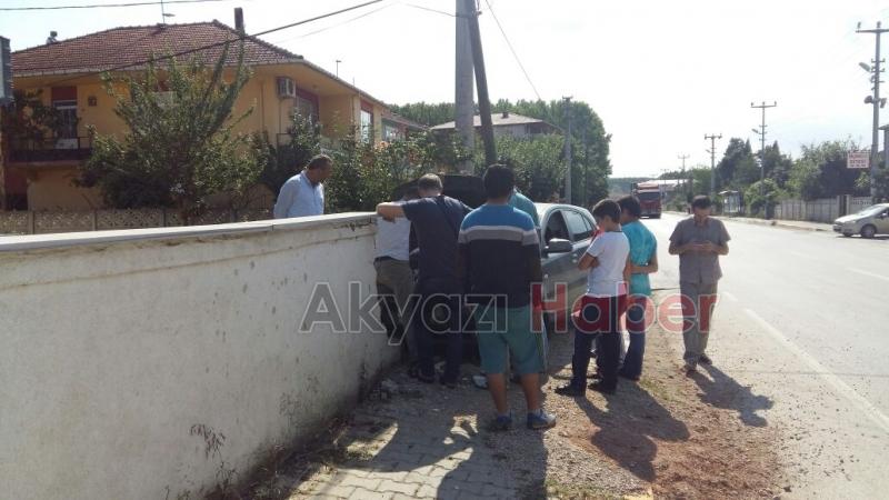 Direksiyon Hakimiyetini Kaybeden Otomobil Sürücüsü Duvara Çarptı