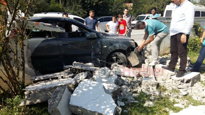 Direksiyon Hakimiyetini Kaybeden Otomobil Sürücüsü Duvara Çarptı
