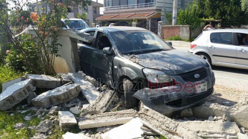 Direksiyon Hakimiyetini Kaybeden Otomobil Sürücüsü Duvara Çarptı