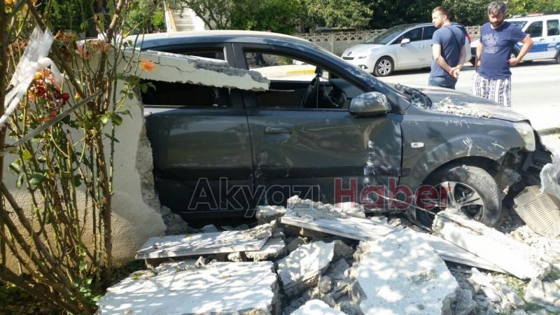 Direksiyon Hakimiyetini Kaybeden Otomobil Sürücüsü Duvara Çarptı