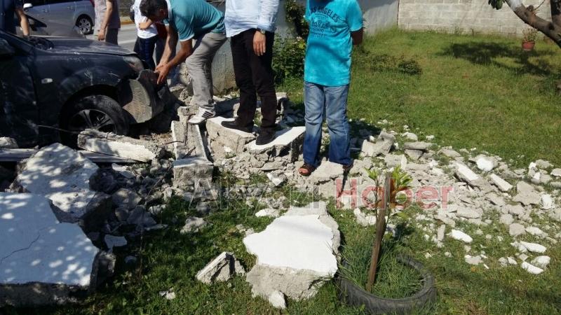 Direksiyon Hakimiyetini Kaybeden Otomobil Sürücüsü Duvara Çarptı