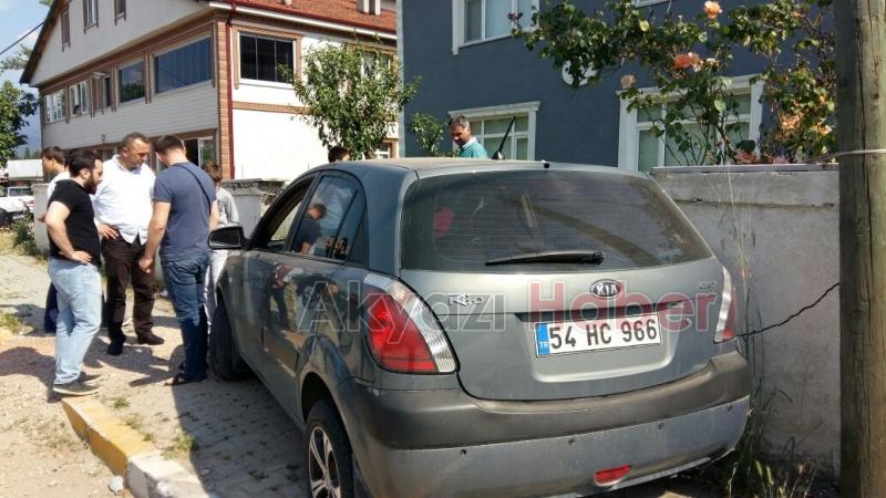 Direksiyon Hakimiyetini Kaybeden Otomobil Sürücüsü Duvara Çarptı