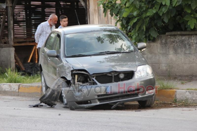 Direksiyon Hakimiyetini Kaybeden Otomobil Sürücüsü Kaldırıma Çıktı