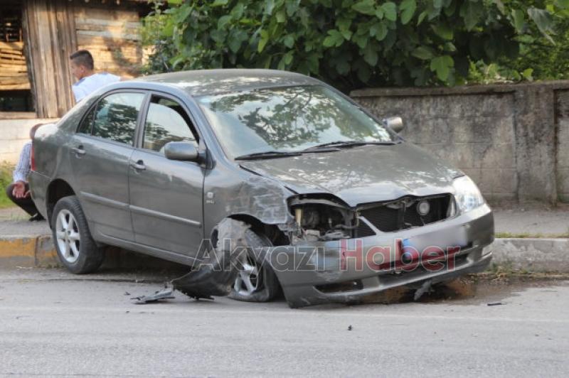 Direksiyon Hakimiyetini Kaybeden Otomobil Sürücüsü Kaldırıma Çıktı