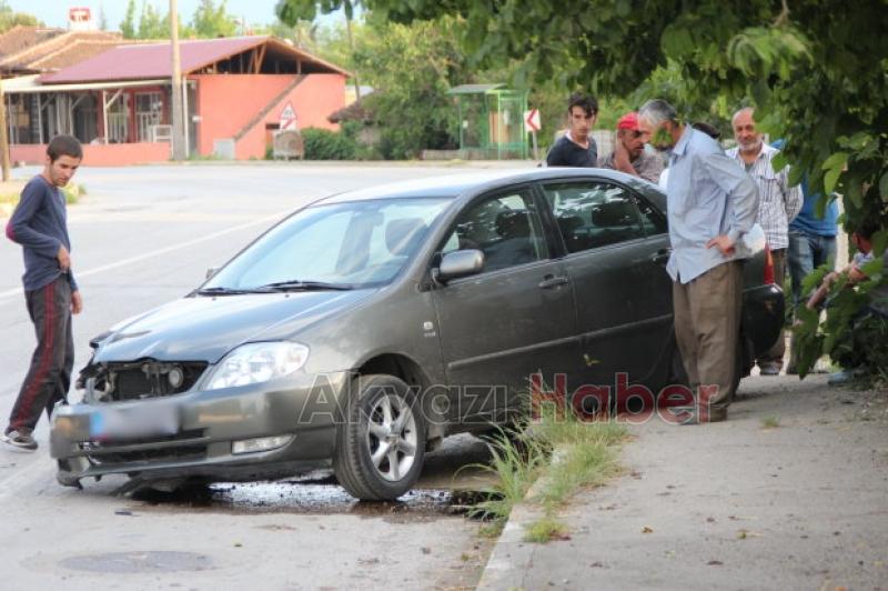Direksiyon Hakimiyetini Kaybeden Otomobil Sürücüsü Kaldırıma Çıktı