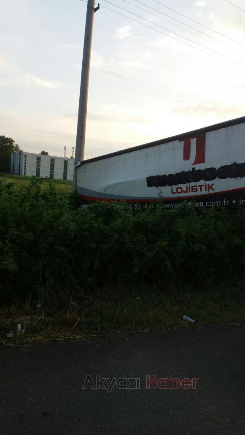 Direksiyon Hakimiyetini Kaybeden Tır Sürücüsü Yoldan Çıktı