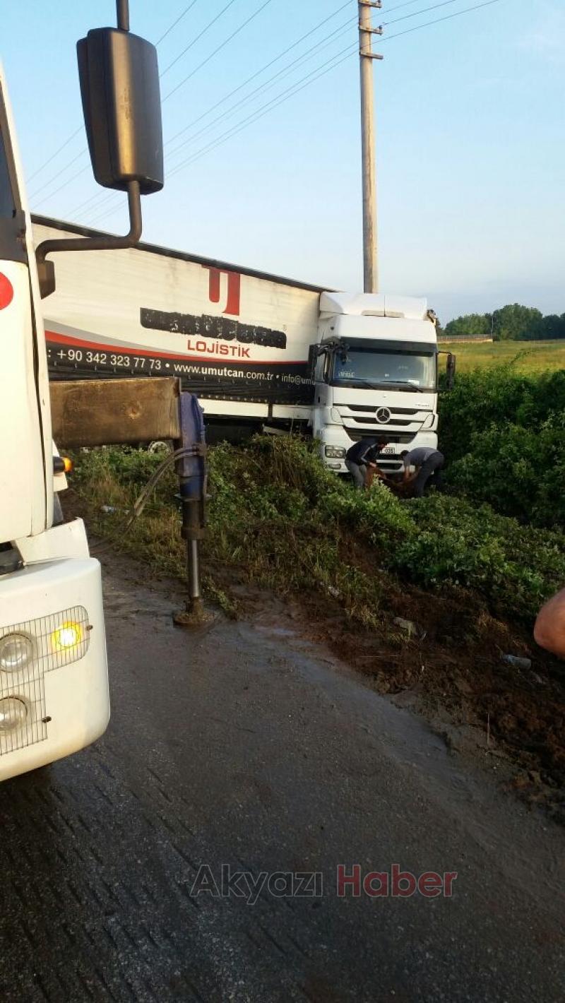 Direksiyon Hakimiyetini Kaybeden Tır Sürücüsü Yoldan Çıktı
