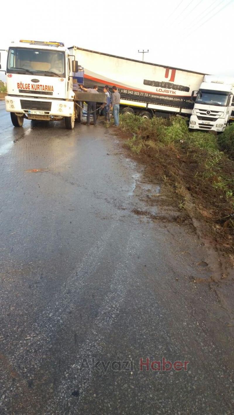 Direksiyon Hakimiyetini Kaybeden Tır Sürücüsü Yoldan Çıktı