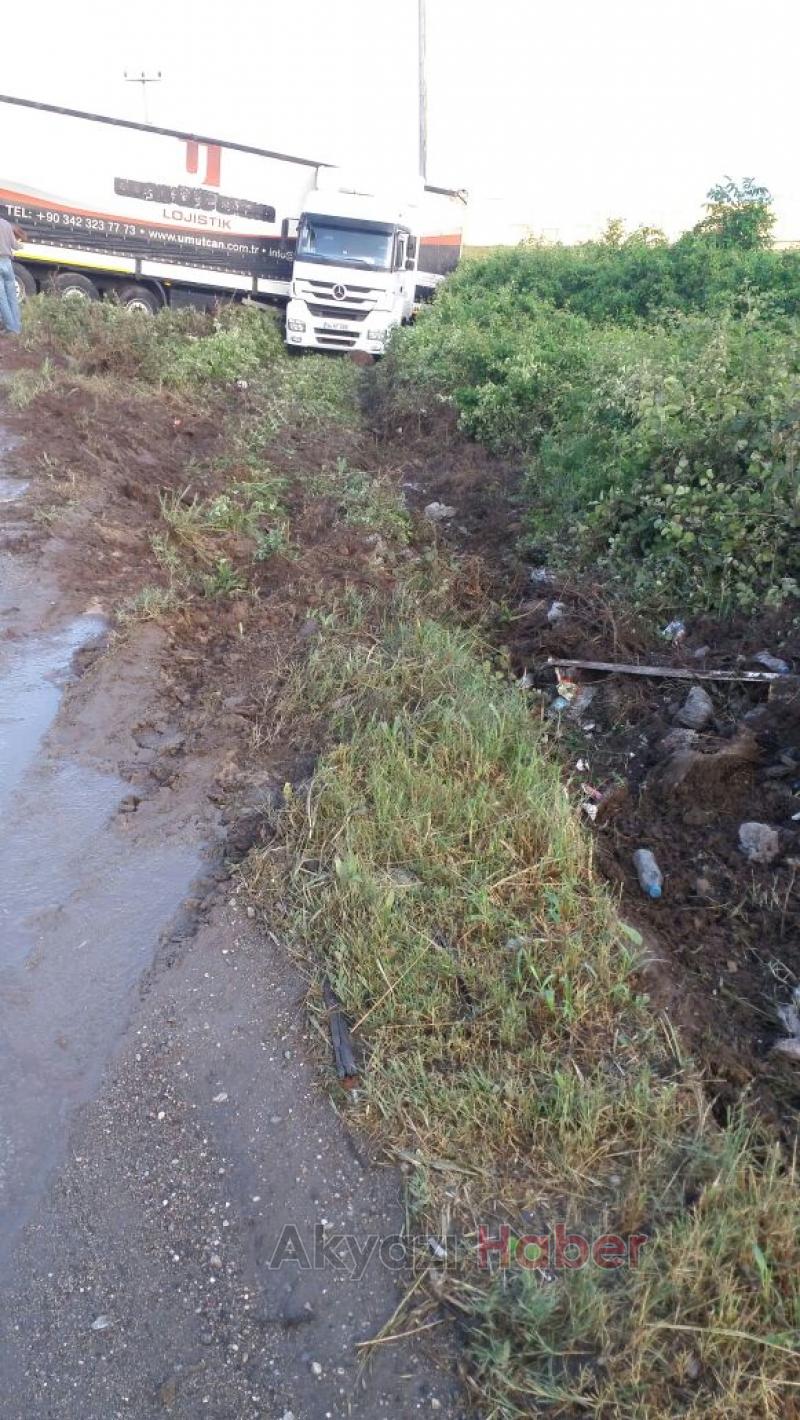 Direksiyon Hakimiyetini Kaybeden Tır Sürücüsü Yoldan Çıktı