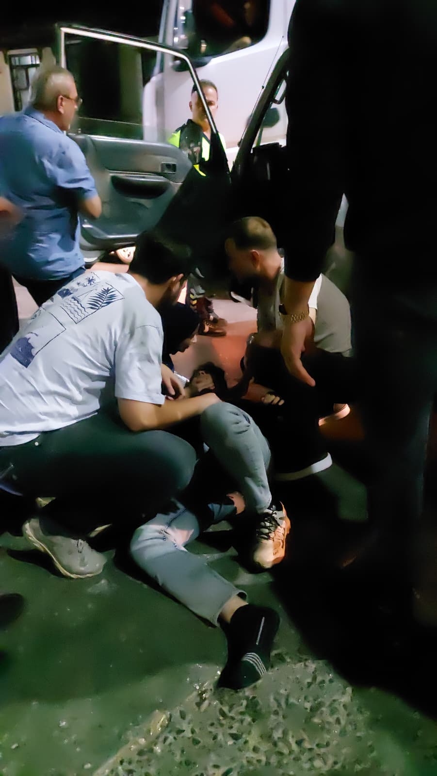 Doktor ve ambulans sürücüsü yardıma koştu