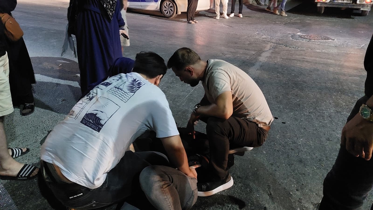 Doktor ve ambulans sürücüsü yardıma koştu