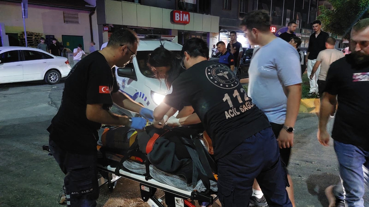 Doktor ve ambulans sürücüsü yardıma koştu