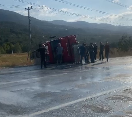 Dokurcun'da süt tankeri devrildi: 3 yaralı