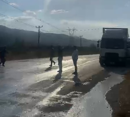 Dokurcun'da süt tankeri devrildi: 3 yaralı