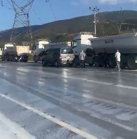 Dokurcun'da süt tankeri devrildi: 3 yaralı