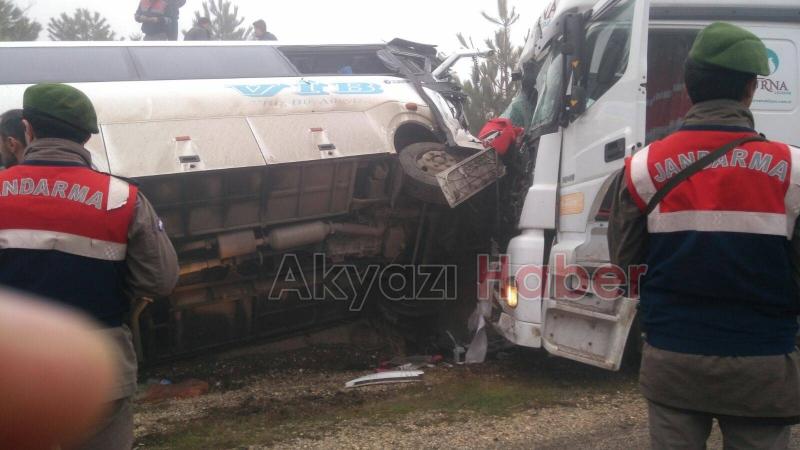 Dokurcun'da Tır ile Minibüs Çarpıştı