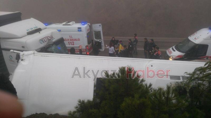 Dokurcun'da Tır ile Minibüs Çarpıştı