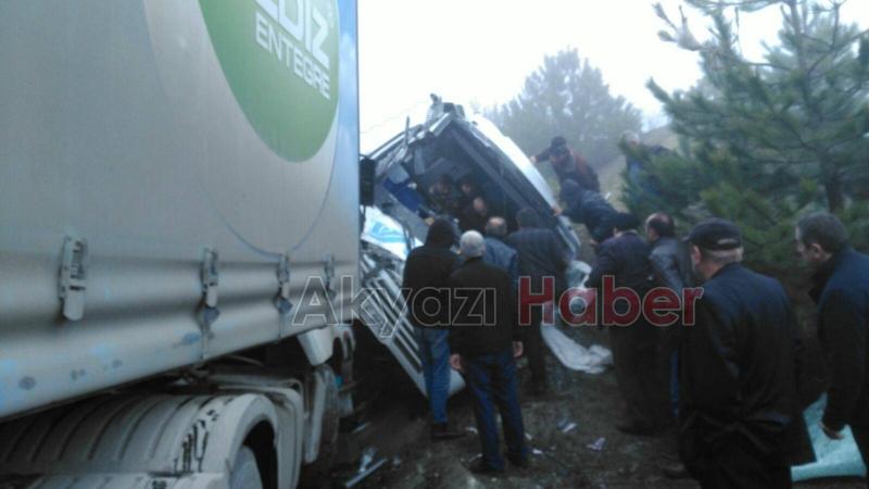 Dokurcun'da Tır ile Minibüs Çarpıştı