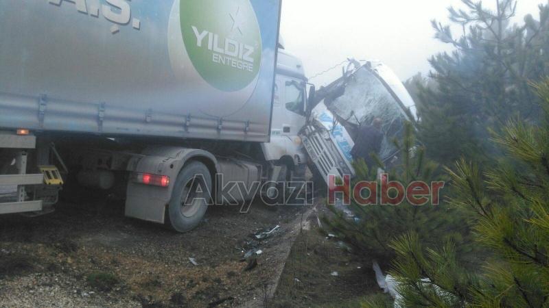 Dokurcun'da Tır ile Minibüs Çarpıştı