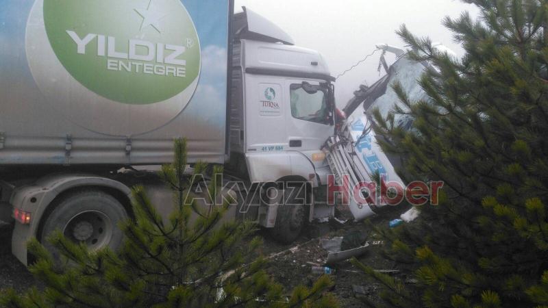 Dokurcun'da Tır ile Minibüs Çarpıştı