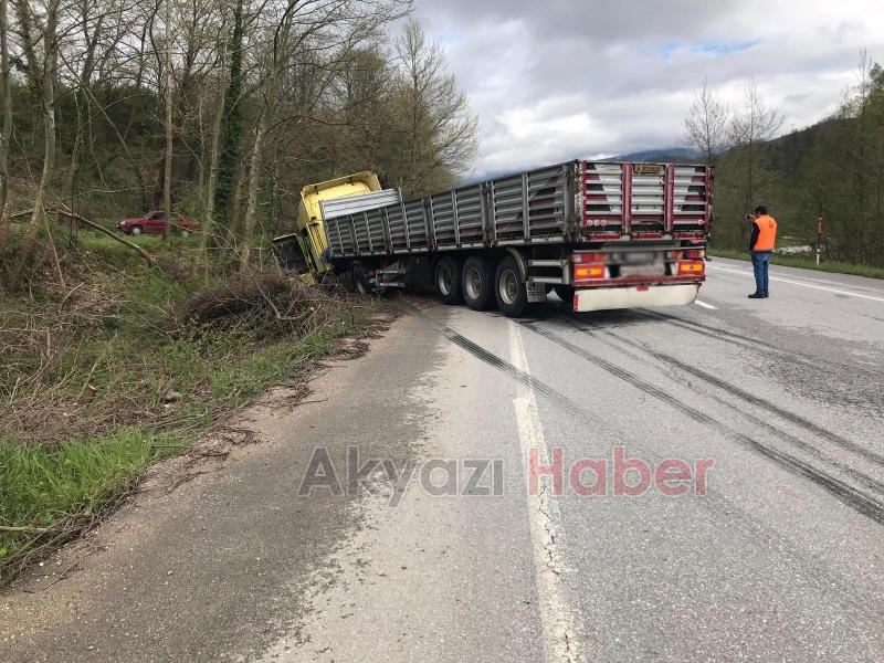 Dokurcunda Tır kamyonetle çarpıştı