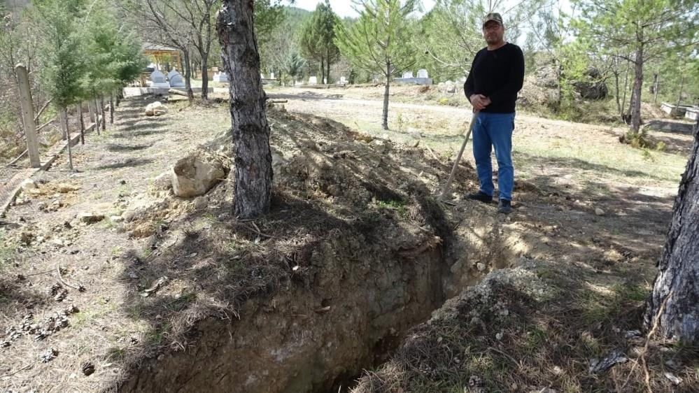 Dokuz kez ölümden dönünce mezarını kazdı
