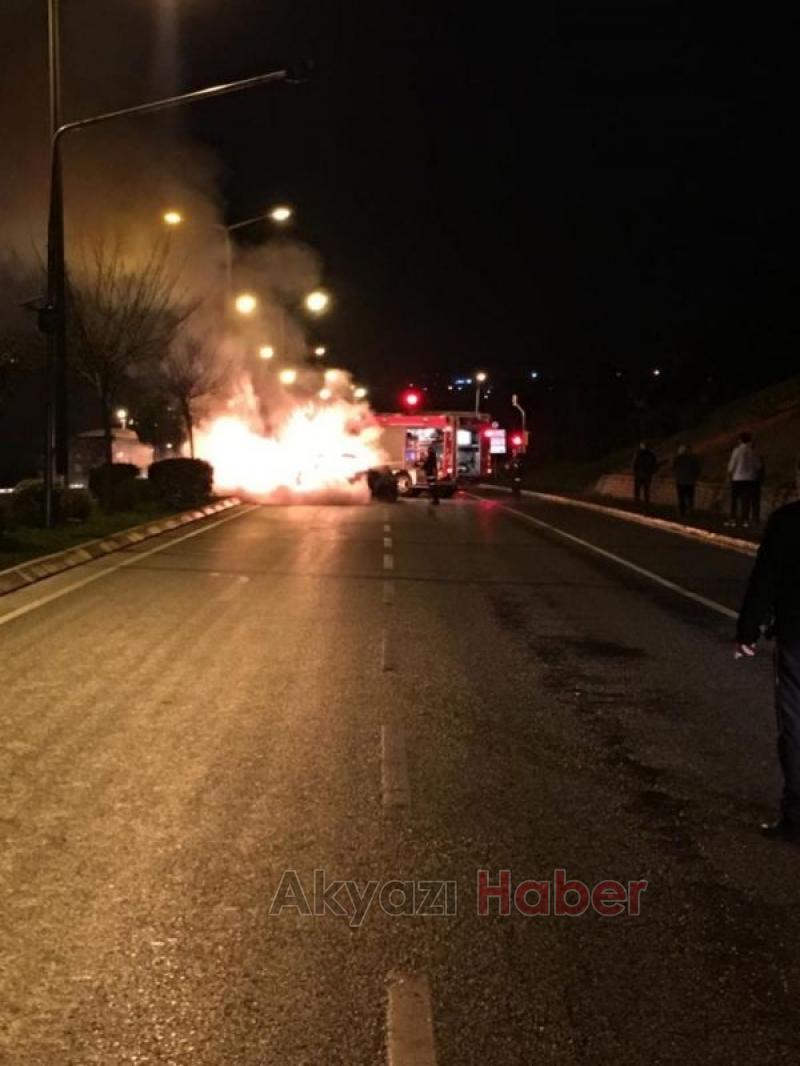 Duble yolda beton mikserine çarpan otomobil alev aldı