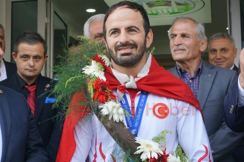 Dünya Şampiyonuna memleketinde Coşkulu karşılama