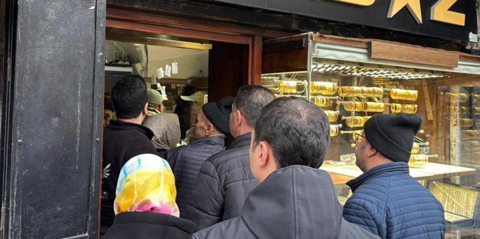 Düşüşle birlikte kuyumculara akın ettiler! Altın fiyatları...