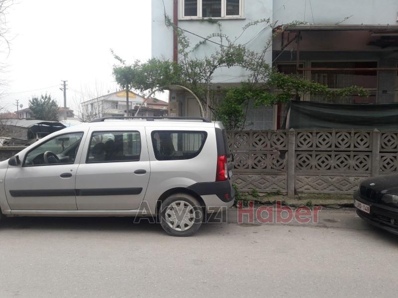 Duyarsız sürücü evin kapısına park etti