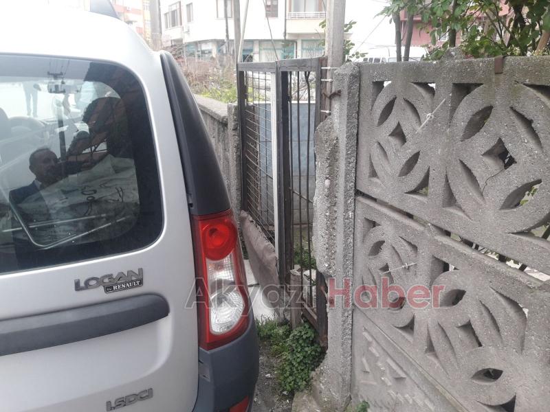 Duyarsız sürücü evin kapısına park etti